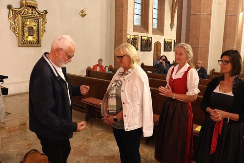 Die neuen Postulaten erhalten das Tau-Kreuz und eine Kerze bei der Aufnahme in den Dritten Orden.<br />
Foto: P. Emmanuel-Maria Fitz OFM