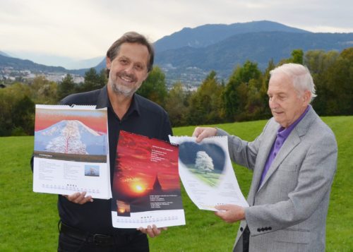 Rudolf Pototschnig und Mirko Hofer mit Kalender 2020 (Foto: Hofer)