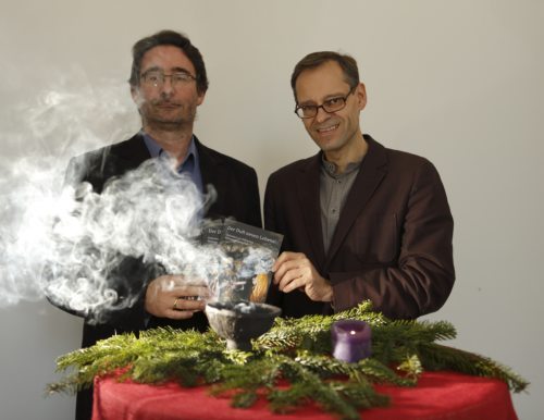 Die beiden Autoren Klaus Einspieler (l.) und Michael Kapeller präsentieren die Buchneuerscheinung “Der Duft neuen Lebens“.<br />
Foto: Georg Haab