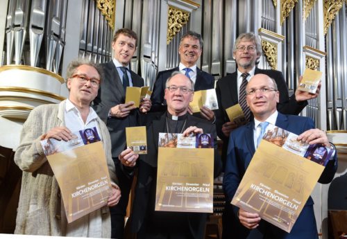 Bischof Schwarz, die Sponsorenvertreter Vorstandsdirektor Messner (hinten links) und Landesdirektor Obertautsch (hinten Mitte), Orgelkommissions-Vorsitzender Benedikt (vorn links), Domorganist Kuchling (hinten rechts)und redaktioneller Gesamtverantwortlicher  Kapeller (vorne rechts) bei der Präsentation der neuen Broschüre vor der Mathis-Orgel im Klagenfurter Dom<br />
Foto: Pressestelle/Neumüller