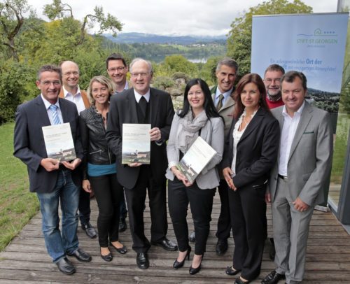 Diözesanbischof Dr. Alois Schwarz präsentiert gemeinsam mit den Stakeholdern und dem Stiftsteam den ersten Nachhaltigkeitsbericht des Stiftes St. Georgen am Längsee (© Foto: Stift St. Georgen / Eggenberger)