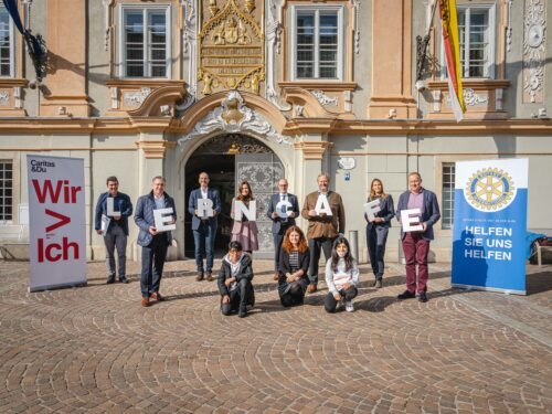 Bildunterschrift (Bildrechte sind zwingend anzugeben!) Bildunterschrift (Bildrechte sind zwingend anzugeben!)