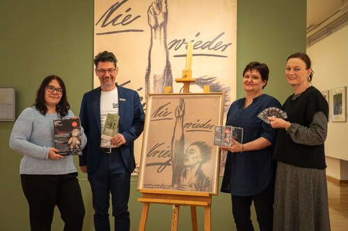 Gemeinsam Kindern in Not helfen - v.l.: Martina Kohlberger (Eltern-Kind-Café Nimmerland), Caritasdirektor Ernst Sandriesser, Beatrix Obernosterer (Stadtgalerie) und Christine Wetzlinger-Grundnig (MMKK) - Foto: Caritas/Johannes Leitner Gemeinsam Kindern in Not helfen - v.l.: Martina Kohlberger (Eltern-Kind-Café Nimmerland), Caritasdirektor Ernst Sandriesser, Beatrix Obernosterer (Stadtgalerie) und Christine Wetzlinger-Grundnig (MMKK) - Foto: Caritas/Johannes Leitner