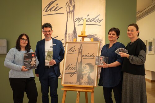 Gemeinsam Kindern in Not helfen - v.l.: Martina Kohlberger (Eltern-Kind-Café Nimmerland), Caritasdirektor Ernst Sandriesser, Beatrix Obernosterer (Stadtgalerie) und Christine Wetzlinger-Grundnig (MMKK) - Foto: Caritas/Johannes Leitner