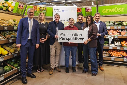 Sind zufrieden mit der Bilanz des Qualifizierungsprojektes „perspektiven.werk“ (v.l.): SPAR-Geschäftsführer Andreas Ender, Bereichsleiterin Betriebe &amp; Beschäftigung Christina Staubmann, AMS-Geschäftsführer Peter Wedenig, die erfolgreiche Projekt-Absolventin Kristina Kesinovic, Caritasdirektor Ernst Sandriesser, Projektleiterin Sabine Schnitzer sowie Landeshauptmann Daniel Fellner (Foto: Caritas/Johannes Leitner)