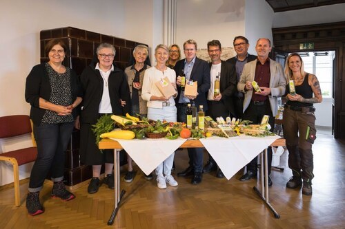 Z leve Lydia Grafschafter (strokovna vodja „welt.garten“), prednica s. Maria Luise Wagner, območna prednica s. Pallotti Findenig, namestnica deželnega glavarja Gaby Schaunig, Christina Staubmann (področna vodja zaposlitev in obrati, Caritas), Peter Wedenig (AMS), ravnatelj Caritas Ernst Sandriesser, Leo Kudlička (KA), Winfried Süßenbacher (društvo „Klosterschatz“) in Ina Wurzer z vrta „welt.garten“. Slika: Caritas/Johannes Leitner Z leve Lydia Grafschafter (strokovna vodja „welt.garten“), prednica s. Maria Luise Wagner, območna prednica s. Pallotti Findenig, namestnica deželnega glavarja Gaby Schaunig, Christina Staubmann (področna vodja zaposlitev in obrati, Caritas), Peter Wedenig (AMS), ravnatelj Caritas Ernst Sandriesser, Leo Kudlička (KA), Winfried Süßenbacher (društvo „Klosterschatz“) in Ina Wurzer z vrta „welt.garten“. Slika: Caritas/Johannes Leitner