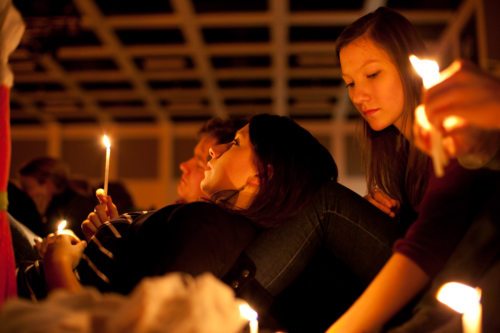 Jugendliche aus Kärnten beim Taizegebet in der Messehalle in Berlin (© Foto: katoliska mladina)