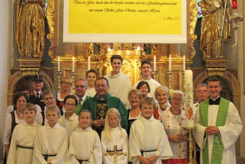 Der Jubilar GR Mag. Andreas Stronski im Kreise der Gratulanten beim Dankgottesdienst (© Foto: Mag. C. Smolle) Der Jubilar GR Mag. Andreas Stronski im Kreise der Gratulanten beim Dankgottesdienst (© Foto: Mag. C. Smolle)