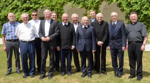 Dompropst Guggenberger und Referatsleiter Sedlmaier (5. v. l.) mit den Priesterjubilaren Schuster, Truskaller, Magas, Auer, Sagardoy, Referent Woschitz, Miera, Kadras, Weißeisen und Horvat (v. l.) ; Foto: Pressestelle/Neumüller