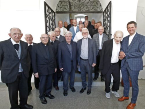 Feierten in St. Georgen ihr Priesterjubiläum: 1. R., v. l.: Menzinger, Hörner, Granitzer, Felsberger, Blümel, Bischof Marketz, Hofer, Priesterrats-Vorstand Allmaier; 2. R. v. l.: Miklautsch, Trap, Gfrerer; 3. R. v. l.: Mosser, Rauter, Krawanja, Donko, Schinegger, Windbichler, Windak, Ulaczyk, Olip; ganz hinten: Referent Sosteric<br />
Foto: Diözesan-Pressestelle/Eggenberger Feierten in St. Georgen ihr Priesterjubiläum: 1. R., v. l.: Menzinger, Hörner, Granitzer, Felsberger, Blümel, Bischof Marketz, Hofer, Priesterrats-Vorstand Allmaier; 2. R. v. l.: Miklautsch, Trap, Gfrerer; 3. R. v. l.: Mosser, Rauter, Krawanja, Donko, Schinegger, Windbichler, Windak, Ulaczyk, Olip; ganz hinten: Referent Sosteric<br />
Foto: Diözesan-Pressestelle/Eggenberger