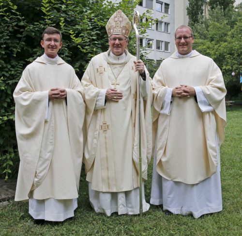 Bischof Schwarz mit den beiden Neupriestern Edlinger (r.) und Kranicki (© Foto: Pressestelle/Eggenberger)