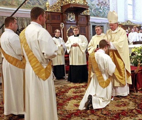 Diözesanbischof Dr. Schwarz weihte drei junge Männer zu Priestern am 21.6.2010 im Dom zu Klagenfurt.  (© Foto: Foto: Pressestelle/Eggenberger)