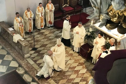 Bischof Maximilian Aichern weiht Wolfgang Hohenberger im Dom zu Klagenfurt zum Priester (Foto: KH Kronawetter) Bischof Maximilian Aichern weiht Wolfgang Hohenberger im Dom zu Klagenfurt zum Priester (Foto: KH Kronawetter)