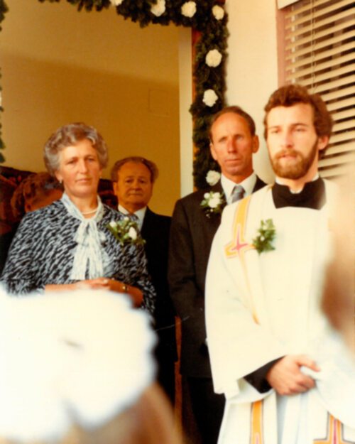 Bischof Marketz (mit den Eltern im Hintergrund) am Tag seiner Primiz am 4. Juli 1982 in St. Philippen/Št. Lipš; Foto: privat