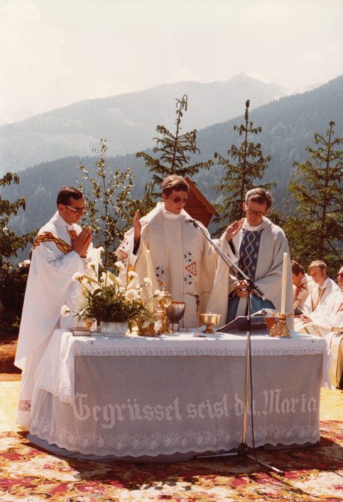 Primizgottesdienst von Engelbert Guggenberger (im Bild mit dem damaligen Diözesanarchivar Prälat Dr. Karl-Heinz Frankl, r., und Pfarrer Geistl. Rat Kilian Unterluggauer (†)) am Vorplatz der Volksschule in Liesing; Foto: Pressestelle Primizgottesdienst von Engelbert Guggenberger (im Bild mit dem damaligen Diözesanarchivar Prälat Dr. Karl-Heinz Frankl, r., und Pfarrer Geistl. Rat Kilian Unterluggauer (†)) am Vorplatz der Volksschule in Liesing; Foto: Pressestelle