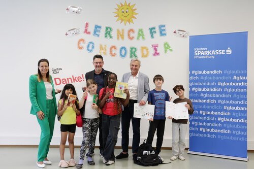 Gleiche Bildungschancen für ALLE: Roberta Striedinger (Großspender*innenbetreuung Caritas Kärnten) und Caritas-Direktor Ernst Sandriesser danken inmitten der Lerncafékinder dem Vorstandsvorsitzendem der Privatstiftung Kärntner Sparkasse Dr. Johann Lintner für das Engagement (Foto: © Dietmar Wajand)​