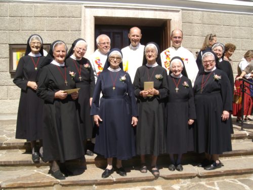 Die Schwestern Maria-Camilla, Angelica-Maria, Maria-Lucia, M. Agathe, Maria-Anaclet, Victoris, Maria Emma mit Provinzoberin Sr. Johanna (v. l. n. r.) sowie den Priestern Huber, Kopp und Honings (© Foto: Kloster Wernberg) Die Schwestern Maria-Camilla, Angelica-Maria, Maria-Lucia, M. Agathe, Maria-Anaclet, Victoris, Maria Emma mit Provinzoberin Sr. Johanna (v. l. n. r.) sowie den Priestern Huber, Kopp und Honings (© Foto: Kloster Wernberg)