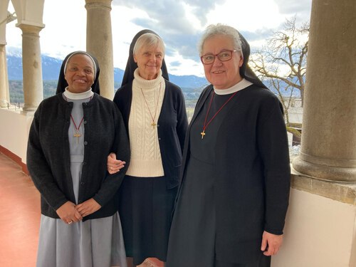 Leiten die österreichische Provinz der Missionsschwestern vom Kostbaren Blut: Provinzoberin Sr. Pallotti Findenig (Mitte) mit ihren Assistentinnen Hausoberin Sr. Maria Luisa Wagner (r.) und Sr. Lilian Mndolwa (l.); Foto: Missionsschwestern Wernberg Leiten die österreichische Provinz der Missionsschwestern vom Kostbaren Blut: Provinzoberin Sr. Pallotti Findenig (Mitte) mit ihren Assistentinnen Hausoberin Sr. Maria Luisa Wagner (r.) und Sr. Lilian Mndolwa (l.); Foto: Missionsschwestern Wernberg