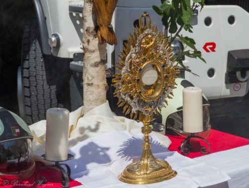 Das Allerheiligste in der Monstranz am Altar beim Wolfsberger Feuerwehrrüsthaus (© Foto: Mag. Bernhard Wagner).