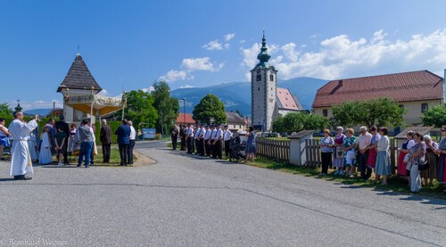 Die Teilnehmerinnen und Teilnehmer an der Fronleichnamsprozession 2025 beim 4. Altar neben einem Bildstock, dem sog. Markut Kreuz, an der Ortseinfart Maria Rojach mit der Pfarrkirche im Hintergrund (© Foto: Mag. Bernhard Wagner). Die Teilnehmerinnen und Teilnehmer an der Fronleichnamsprozession 2025 beim 4. Altar neben einem Bildstock, dem sog. Markut Kreuz, an der Ortseinfart Maria Rojach mit der Pfarrkirche im Hintergrund (© Foto: Mag. Bernhard Wagner).