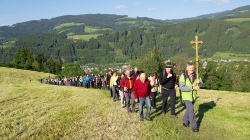 Seit 300 Jahren pilgern Wallfahrer aus dem Oberen Lavanttal nach Hirschegg in der Weststeiermark, um ein Gelöbnis aus der Pestzeit einzulösen. Foto: Pfarre Bad St. Leonhard Seit 300 Jahren pilgern Wallfahrer aus dem Oberen Lavanttal nach Hirschegg in der Weststeiermark, um ein Gelöbnis aus der Pestzeit einzulösen. Foto: Pfarre Bad St. Leonhard
