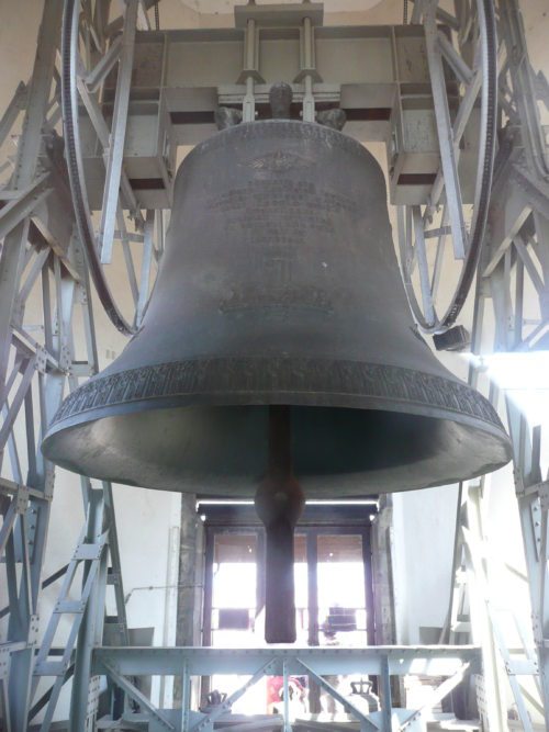 So wie die bekannte Glocke “Pummerin“ im Wiener Stephansdom läuten die Glocken vor Messbeginn und laden die Gläubigen ein, sich zu versammeln. (© Foto: Foto: wikipedia-commons/griffindor) So wie die bekannte Glocke “Pummerin“ im Wiener Stephansdom läuten die Glocken vor Messbeginn und laden die Gläubigen ein, sich zu versammeln. (© Foto: Foto: wikipedia-commons/griffindor)