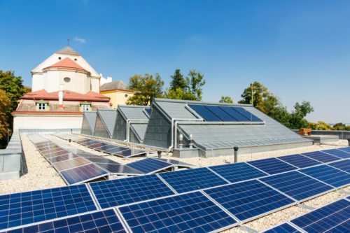 Umstieg auf erneuerbare Energie auf kirchlichen Gebäuden  - Photovoltaikanlage in Sta. Christiana Wien (© Foto: TausendundeinDach)