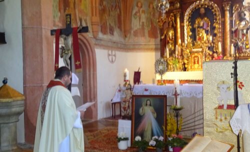 Die hl. Messe am Barmherzigkeitssonntag in der Pfarrkirche St. Paul. Gebet für die Kranken und um das Aufhören der Coronavirus-Pandemie. (Bild: Angela Moritsch)