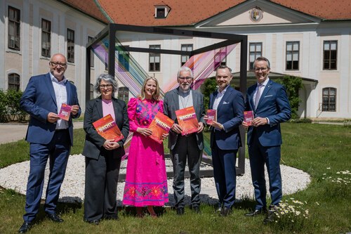 Präsentieren das Programm zur “Langen Nacht der Kirchen“: Direktor Ferdinand Bucher (Wiender Städtische), Vorstand Michael Koren (Kärntner Sparkasse), Bischof Josef Marketz, LNDK-Koordinatorin Iris Binder, Superintendentin Andrea Mattioli und STW-Vorstand Erwin Smole (v.r.);<br />
Foto: Trainproduction / Matthias Trinkl