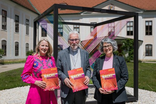 Präsentieren das Programm zur “Langen Nacht der Kirchen“: LNDK-Koordinatorin Iris Binder, Bischof Josef Marketz und Superintendentin Andrea Mattioli (v.l.); Foto: Trainproduction / Matthias Trinkl