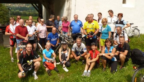 Bunt gemischte Gruppe von Wallfahrern-geführt von Pfr. Mag Ernst Windbichler (© Foto: Peter Rupitsch)