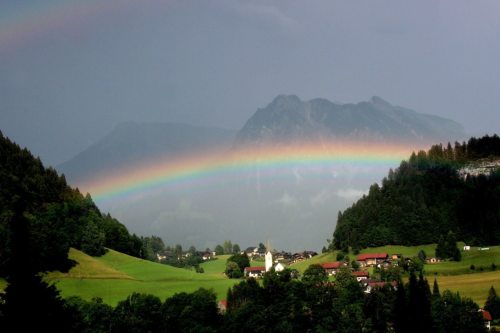 Kirche - bunt wie ein Regenbogen! (© Foto: Janusz Klosowski/pixelio.de)