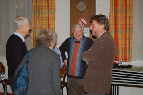  Reinhard Heinisch, rechts im Bild, im Gespräch mit Joachim Rathke und andern TeilnehmerInnen (© Foto: Kraus-Gallob)