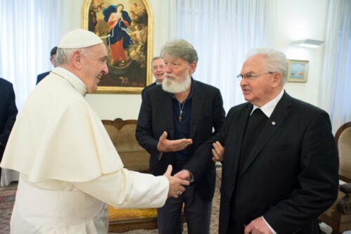 Privataudienz bei Papst Franziskus: Rektor Kopeinig präsentiert mit P. Pedro Opaka das “Kärnten Dorf“ auf Madagaskar 