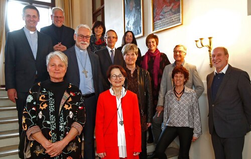 Die pensionierten Religionslehrenden mit Bischof Marketz, Direktor Allmaier und Kanzler Ibounig; Foto: Diözesan-Pressestelle/Eggenberger