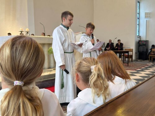 Im Dialog griffen zwei unserer Ministranten die Thematik des Evangeliums auf (Foto: Peter Artl, PAss)