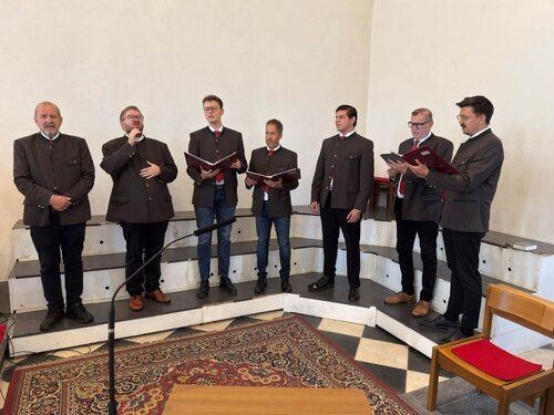 Musikalisch umrahmt wurde der Gottesdienst vom MGV Scholle Haimburg (Foto: Peter Artl, PAss.)
