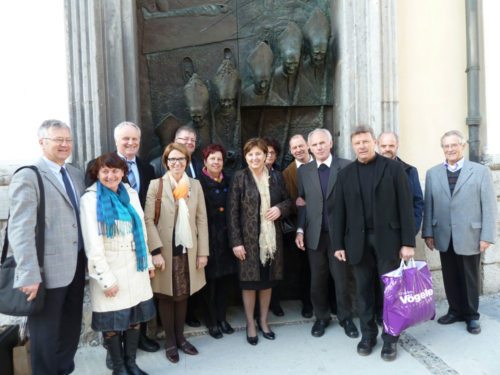 Del skupine koroških vernikov skupaj z nekdanjo ministrico za Slovence po svetu Ljudmilo Novak (© Foto: Opetnik) Del skupine koroških vernikov skupaj z nekdanjo ministrico za Slovence po svetu Ljudmilo Novak (© Foto: Opetnik)