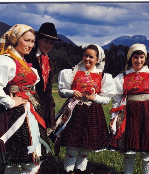 Beim Kirchtag tragen die Mädchen und Burschen die schöne Gailtaler Tracht. (Archivfoto)