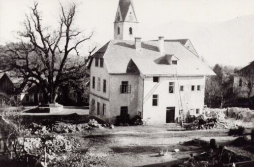 Kirchenplatz in St. Stefan (1938): Pfarrkirche, das Schulhaus wurde damals umfassend renoviert. und die jahrhundertealte Dorflinde. (Bild: Gemeinde St. Stefan, im Buch der Gemeinde, 2000).