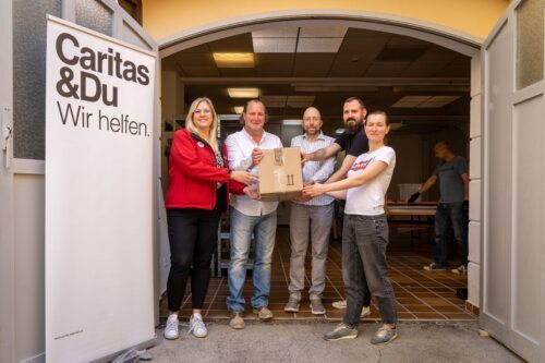 Vor der neuen Sachspendenannahmestelle der Caritas im Salzburger Hof in Klagenfurt: Christina Staubmann (Caritas), Honorarkonsul Nils Grolitsch, Oleksandr Sydorenko (ukrainische Community), Patrick Pajer (Caritas) und Olga Krainer (ukrainische Community) helfen mit geeinten Kräften den leidtragenden Menschen des Ukraine-Krieges. (v. li) Foto: Caritas/Johannes Leitner