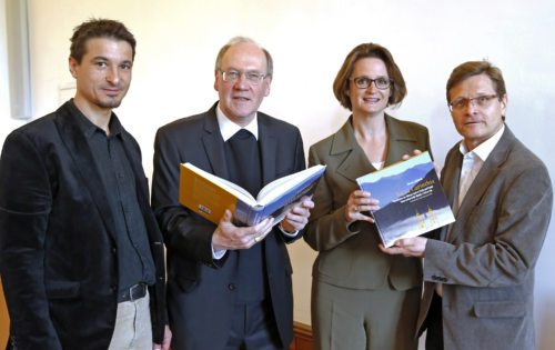 Vincenc Gotthardt, Gabriele Russwurm-Bíro, Bischof Alois Schwarz und Adrian Kert (Hermagoras-Verlag) - v.r.n.l. (© Foto: Hermagoras / Eggenberger)