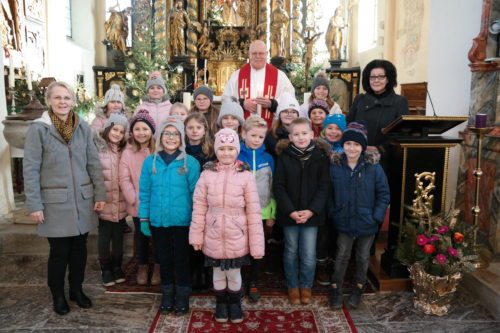 Gruppenfoto der Erstkommunionkinder vor dem Volksaltar (© Foto: Klaudija Marjanovic, BEd).