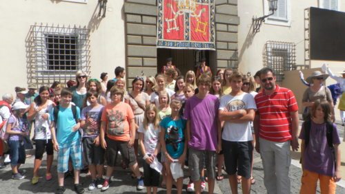 Vor der Sommerresidenz des Papstes in Castelgandolfo. (© Foto: Sophie Kickmayer)