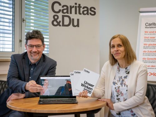 Caritasdirektor Ernst Sandriesser und Marion Fercher, die kaufmännische Geschäftsführerin der Caritas Kärnten, präsentieren den Wirkungsbericht 2020 (Foto: Caritas / Johannes Leitner)