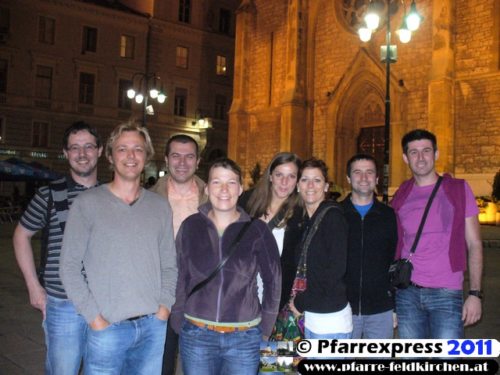 Reisegruppe vor der Katholischen Kathedrale in Sarajevo (© Foto: Peter Artl)