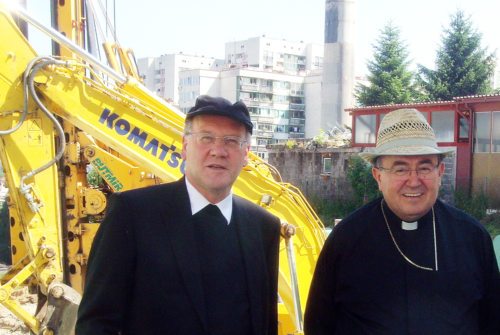 Kardinal Vinko Puljic (re.) und Bischof Alois Schwarz auf einer bosnischen Baustelle (© Foto: Kurt Haber)