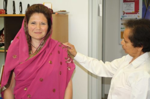 Sari wickeln mit Samipata (© Foto: Welthaus)