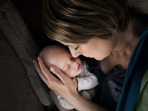 Mit einem Babypaket aus dem Onlineshop der Caritas unterstützt man Mutter und Kind (Foto: C. Stemper)