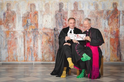 Kaufen bei „Schenken mit Sinn“ der Caritas ein: Superintendent Manfred Sauer (li.) und Dompropst Engelbert Guggenberger (re.) - (Foto: Caritas Kärnten)